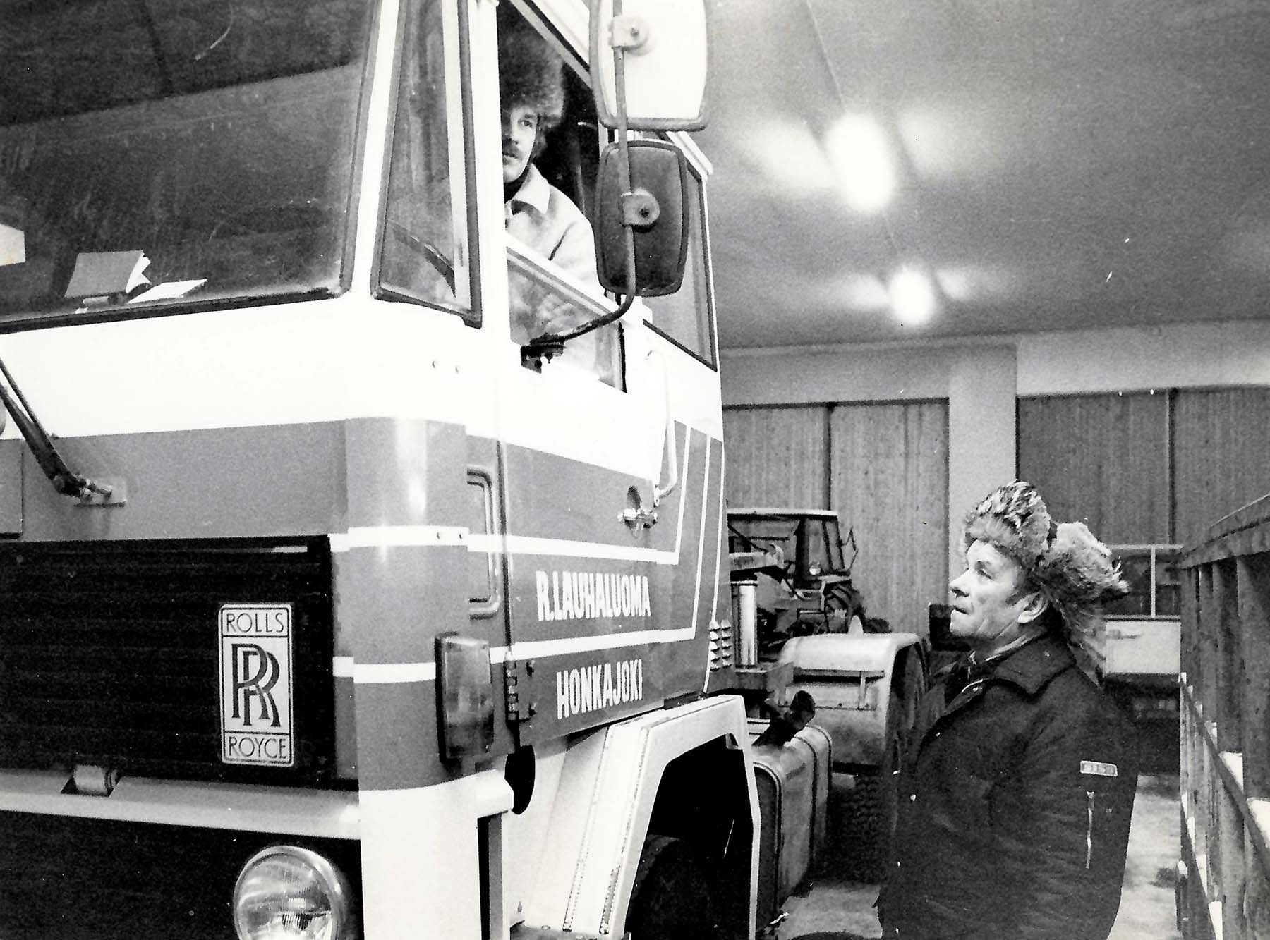 kuljetusliike-lauhaluoma-aspenlog-historia-01 Kuljetusliike Lauhaluoman perustaja Reino Lauhaluoma ja Hannu Lauhaluoma autossa.